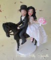 /album/noivinhos-personalizados-rostos-modelados/noivinhos-personalizados-estilo-rostos-modelados-a-cavalo-noivinho-com-cartola-2-jpg/